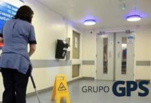 Imagem de uma auxiliar de serviços gerais, com a logo da empresa Grupo GPS