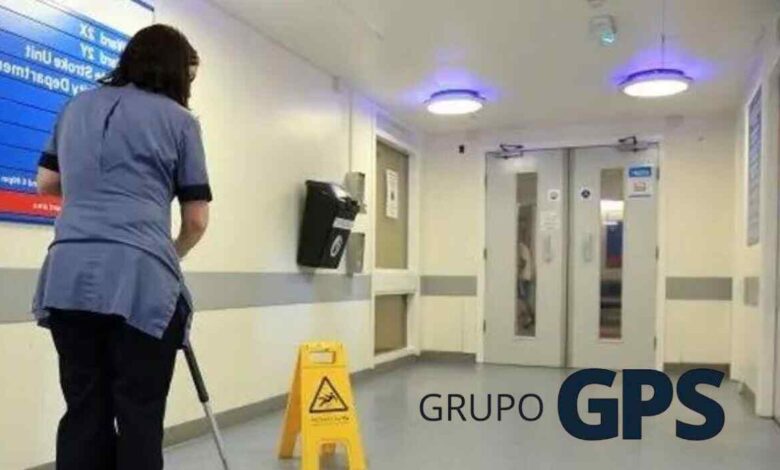 Imagem de uma auxiliar de serviços gerais, com a logo da empresa Grupo GPS