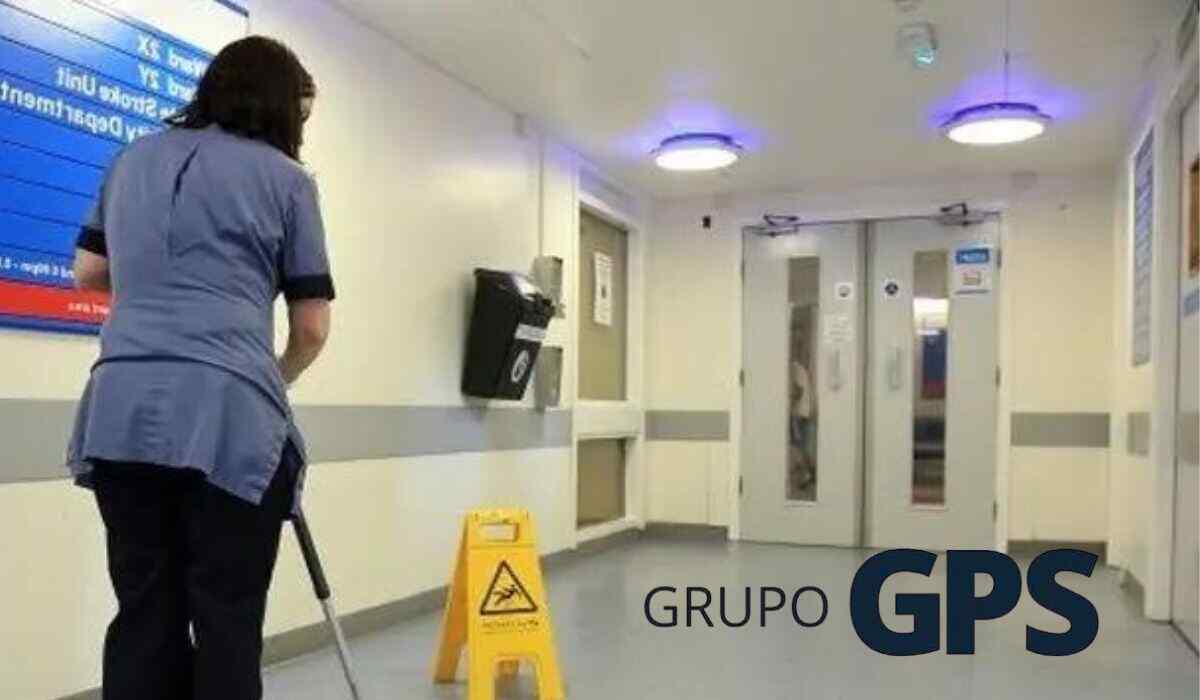 Imagem de uma auxiliar de serviços gerais, com a logo da empresa Grupo GPS