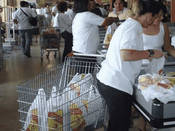 Imagem de uma Rede de Supermercados, com empacoradora