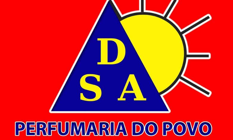 Balconista de Medicamentos - Drogaria do Povo - Seropédica, RJ 1 Logotipo da Perfumaria do Povo em fundo vermelho com um triângulo azul com as letras D S A e um sol amarelo ao fundo, anunciando vaga de emprego aberta.