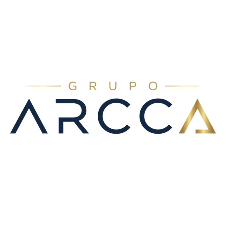 Logotipo do Grupo Arcca em fundo branco, com a palavra Grupo em dourado e a palavra Arcca em azul-marinho e detalhe dourado na última letra A, anunciando vaga de emprego aberta.