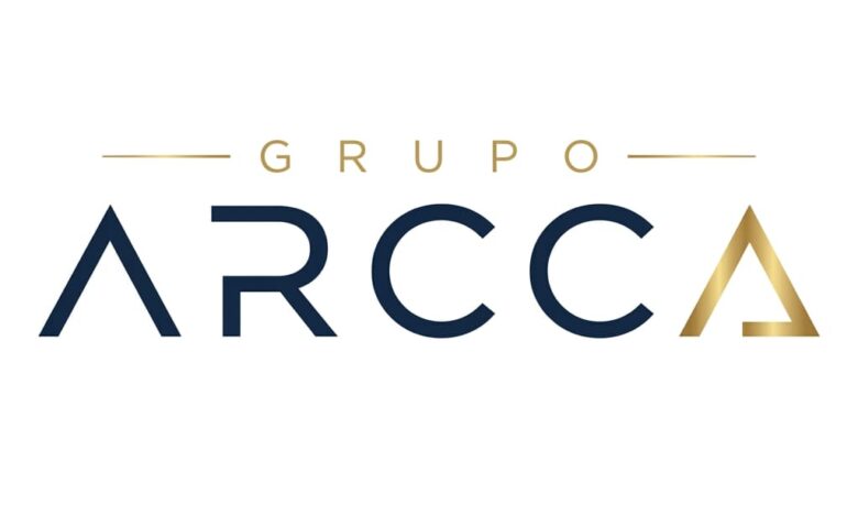 Logotipo do Grupo Arcca em fundo branco, com a palavra Grupo em dourado e a palavra Arcca em azul-marinho e detalhe dourado na última letra A, anunciando vaga de emprego aberta.