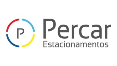 Logotipo da Universidade Santa Úrsula com o brasão de uma cruz e a palavra Serviam, acompanhado do nome da instituição em letras brancas sobre um fundo verde-escuro, anunciando vaga de emprego aberta.