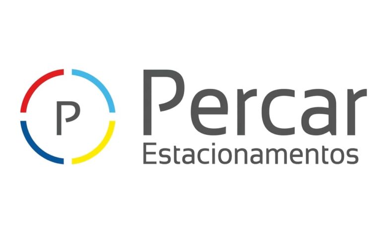 Manobrista - Grupo Percar - Tijuca, RJ 1 Logotipo da Universidade Santa Úrsula com o brasão de uma cruz e a palavra Serviam, acompanhado do nome da instituição em letras brancas sobre um fundo verde-escuro, anunciando vaga de emprego aberta.