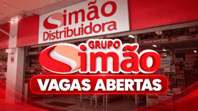 Logotipo do Grupo Simão em letras tridimensionais vermelhas e brancas, acompanhado por um símbolo oval estilizado em tons de vermelho e bege, anunciando vaga de emprego aberta.