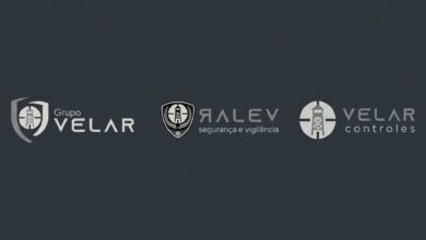 Logotipos do Grupo Velar, Velar Segurança e Vigilância e Velar Controles em tons de cinzento e branco sobre fundo escuro, anunciando vaga de emprego aberta.