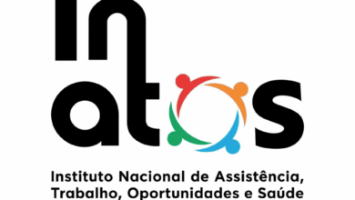 Logotipo do Instituto Nacional de Assistência, Trabalho, Oportunidades e Saúde - INATOS em fundo branco, com símbolo colorido de união de pessoas na letra "o".