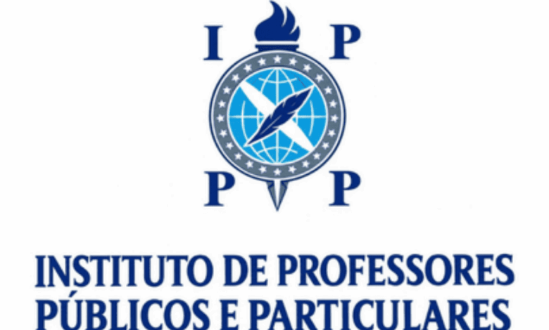 Logotipo do Instituto de Professores Públicos e Particulares com emblema circular azul e nome da instituição em letras maiúsculas.