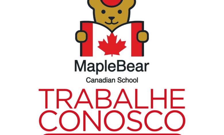 Logotipo da escola bilíngue Maple Bear Canadian School com ilustração de um urso amável e a folha de plátano em fundo branco.