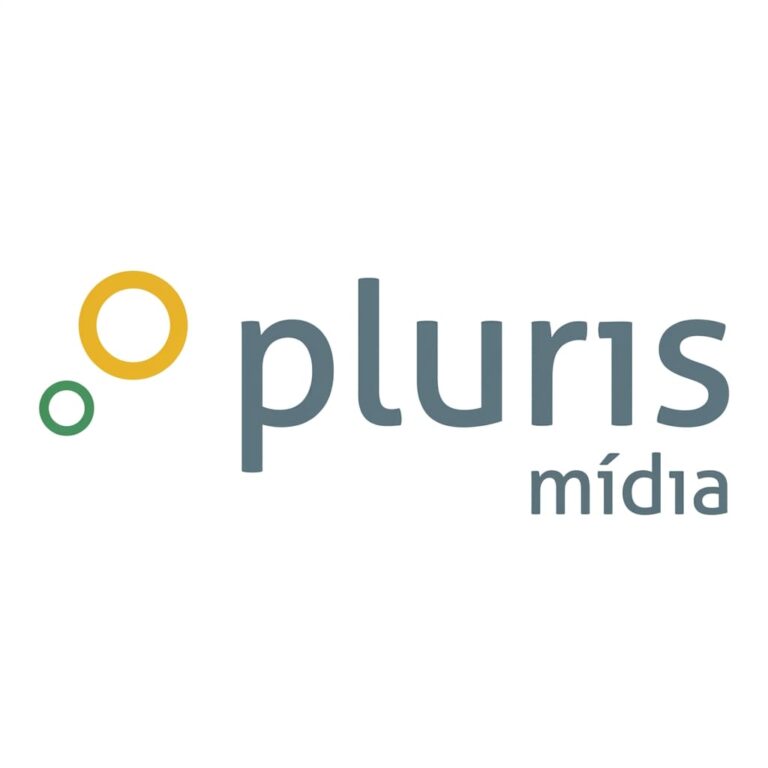 Card de recrutamento da Pluris Mídia com o logotipo da empresa em amarelo, verde e branco no topo sobre um fundo azul-escuro com conexões digitais.