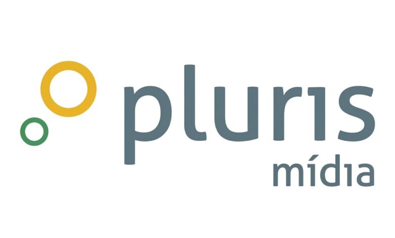 Supervisor(a) - Pluris Mídia - Copacabana, RJ 1 Card de recrutamento da Pluris Mídia com o logotipo da empresa em amarelo, verde e branco no topo sobre um fundo azul-escuro com conexões digitais.