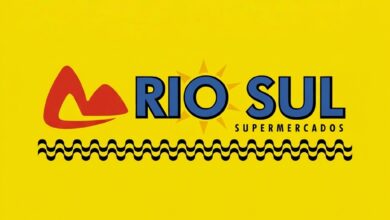 Cozinheira - Rio Sul Supermercados - Rio de Janeiro, RJ 15 Logotipo do Rio Sul Supermercados sobre fundo amarelo, com a escrita Rio Sul em azul, detalhes em vermelho e o padrão de ondas do calçadão de Copacabana na base, anunciando vaga de emprego aberta.