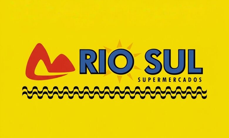 Auxiliar Administrativo - Rio Sul Supermercados - Itaboraí, RJ 1 Logotipo do Rio Sul Supermercados sobre fundo amarelo, com a escrita Rio Sul em azul, detalhes em vermelho e o padrão de ondas do calçadão de Copacabana na base, anunciando vaga de emprego aberta.