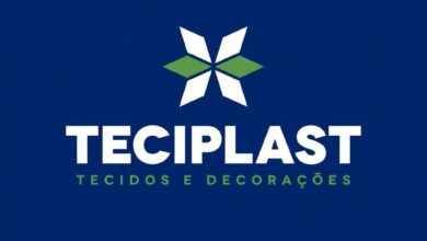Logotipo da Teciplast Tecidos e Decorações com um símbolo de estrela em branco e verde sobre fundo azul-escuro, anunciando vaga de emprego aberta.