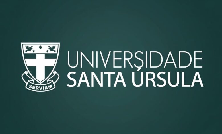 Logotipo da Universidade Santa Úrsula com o brasão de uma cruz e a palavra Serviam, acompanhado do nome da instituição em letras brancas sobre um fundo verde-escuro, anunciando vaga de emprego aberta.