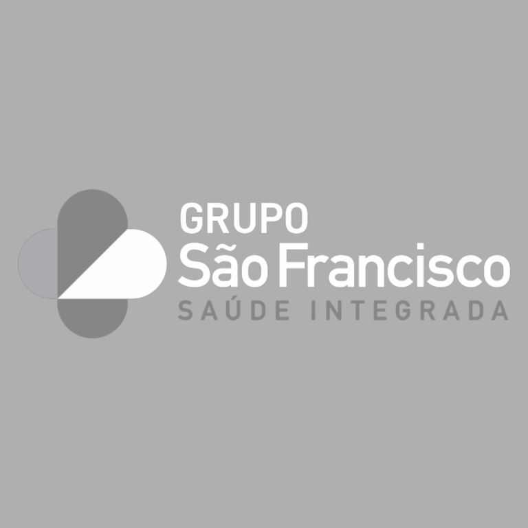 Logotipo do Grupo São Francisco Saúde Integrada com símbolo geométrico e o nome da instituição em tons de branco e cinzento sobre fundo cinzento.