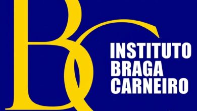 Logotipo do Instituto Braga Carneiro com as iniciais BC em amarelo e o nome da instituição em letras brancas sobre fundo azul-escuro
