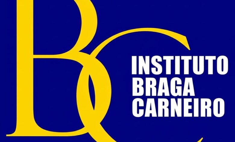 Auxiliar de Secretaria - Instituto Braga Carneiro - Tijuca, Rio de Janeiro/RJ 1 Logotipo do Instituto Braga Carneiro com as iniciais BC em amarelo e o nome da instituição em letras brancas sobre fundo azul-escuro