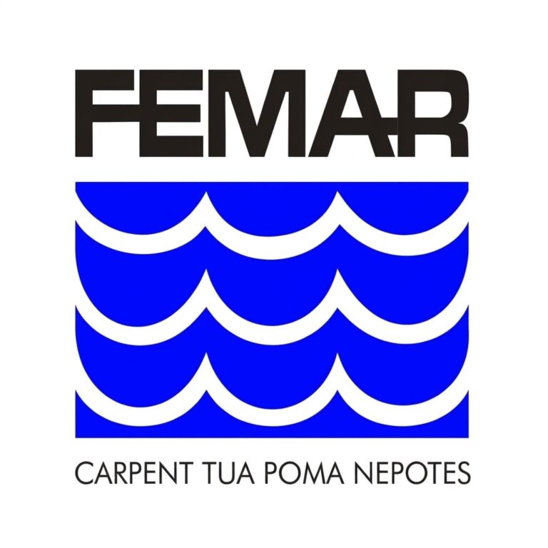 Logótipo da Fundação FEMAR com a palavra FEMAR em letras pretas no topo, ondas estilizadas em tom azul ao centro e o lema em latim CARPENT TUA POMA NEPOTES na parte inferior.