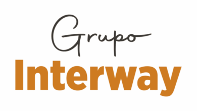 Logotipo do Grupo Interway com a palavra Grupo em letra cursiva escura e a palavra Interway em letras alaranjadas sobre fundo claro.