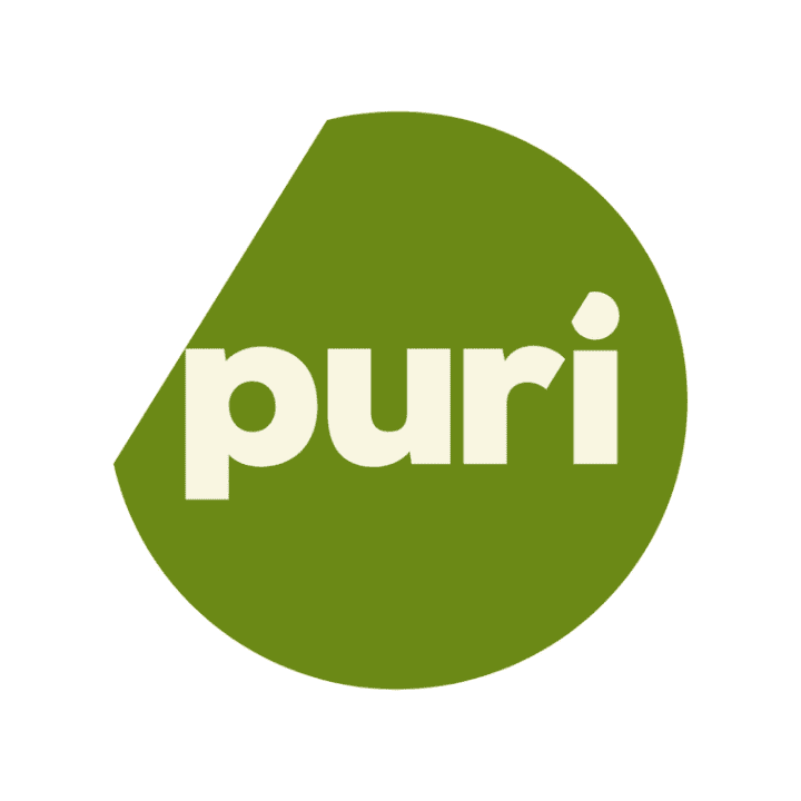Logotipo da Puri - Água de Coco com o nome da marca escrito em tom claro sobre um círculo verde orgânico sobre fundo claro.