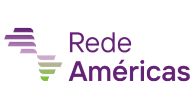 Farmacêutico Oncológico - Rede Américas - Rio de Janeiro 14 Logotipo da Rede Américas com elemento gráfico em linhas roxas e verdes e o nome da instituição escrito ao lado sobre fundo claro.