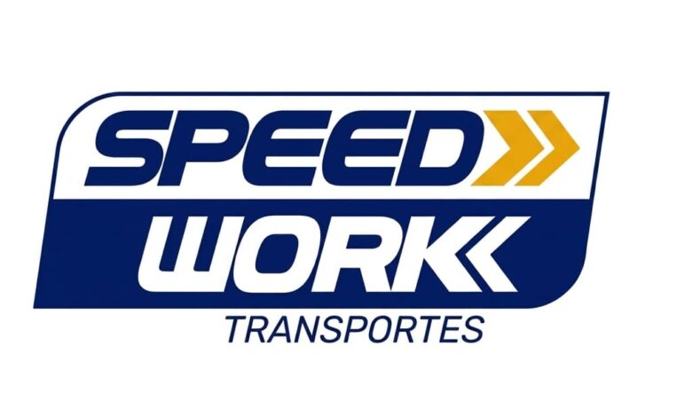 Logotipo da Speed Work Transportes com as palavras Speed e Work acompanhadas por detalhes geométricos de setas nas cores azul e amarelo.