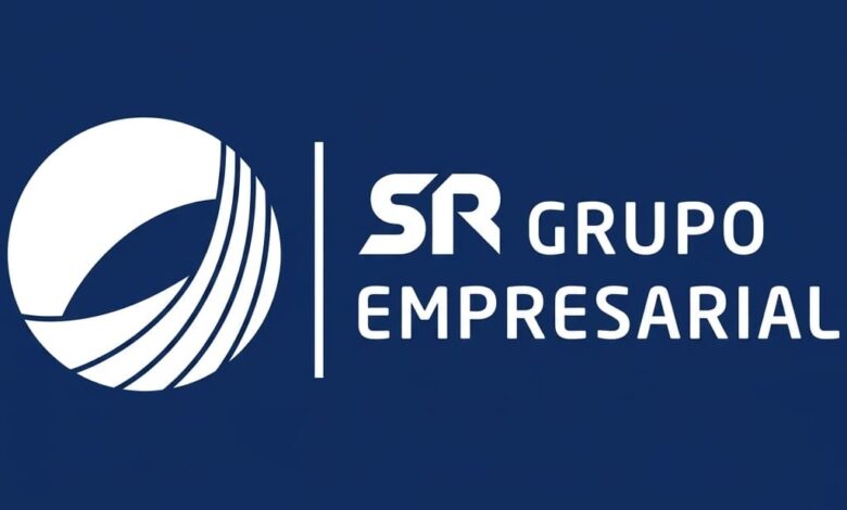 Logotipo do SR Grupo Empresarial com um símbolo circular em linhas brancas e o nome da empresa em fundo azul-escuro.